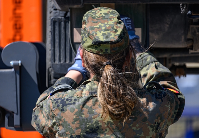 Latvijos gynybos ministras pritaria privalomai moterų karo tarnybai
