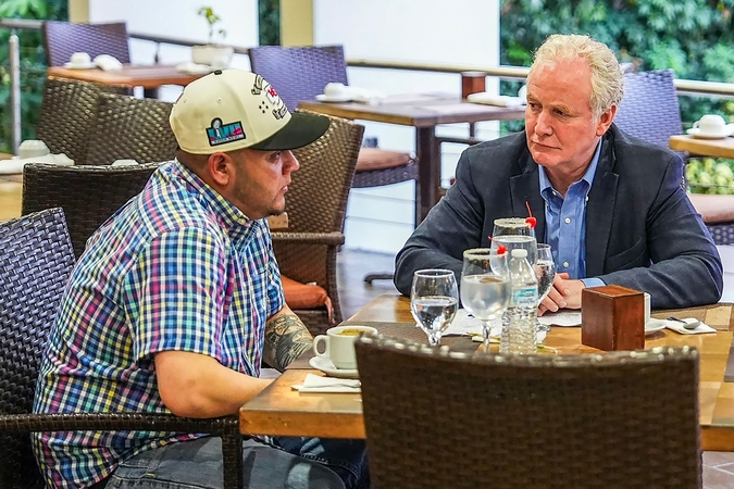 JAV senatorius susitiko su neteisėtai deportuotu salvadoriečiu