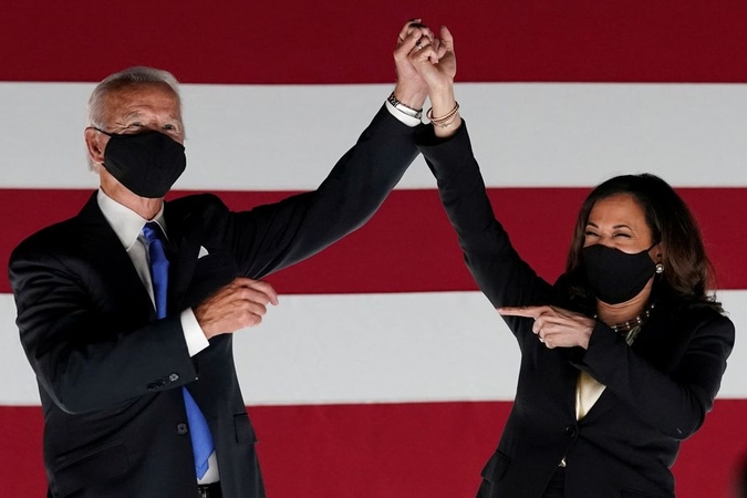 Žurnalas „Time“ „Metų žmogaus“ apdovanojimą skyrė J. Bidenui ir K. Harris