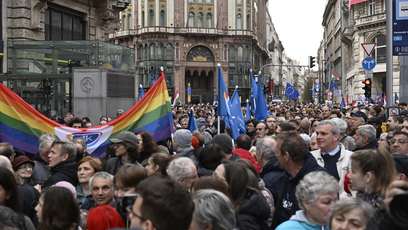 Tūkstančiai vengrų protestavo prieš LGBTIQ renginių draudimo įstatymą