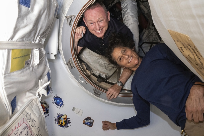 Du kosminėje stotyje įstrigę astronautai į Žemę grįš anksčiau nei planuota
