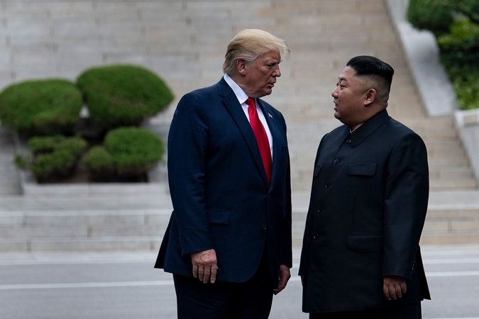 Donaldas Trumpas (kairėje), Kim Jong Unas (dešinėje)