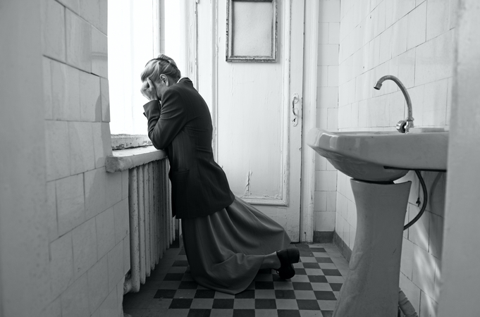 „BAFTAI“ nuominuoti „Brangūs draugai!“ per asmeninę istoriją atskleidžia sovietizmo absurdą ir siaubą
