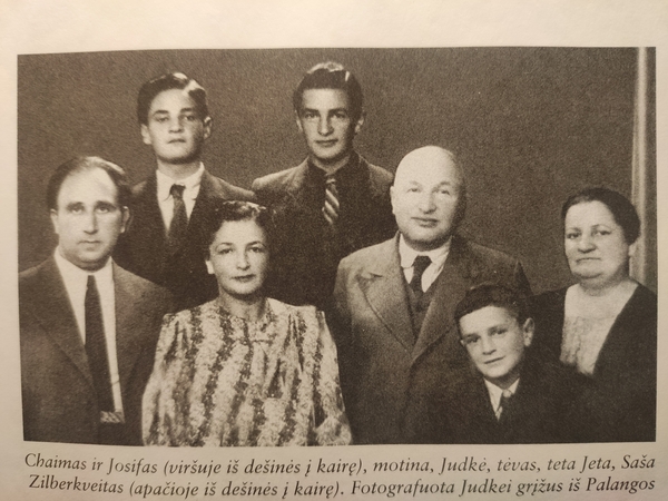 Savi: fotografuota tuoj po karo pradžios, kai Judkė Beilesas grįžo iš subombarduotos vaikų stovyklos Palangoje 1941 m. Viršuje stovi Judkės broliai Chaimas ir Jusifas, apačioje iš kairės: Š.Zilberkveitas, jo žmona Jeta (J.Beileso tėvo sesuo), J.Beileso tė