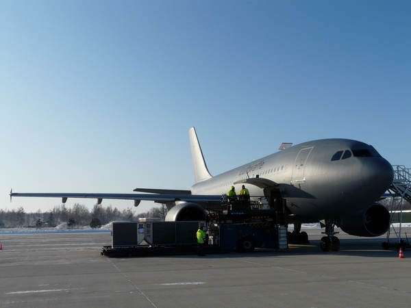 Tarsi pandemijos nė nebūtų: vasarį lėktuvais gabentos gėlės aviacijai teikia vilčių