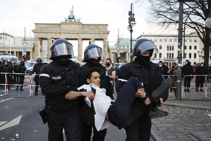 Berlyne panaudotos ašarinės dujos prieš protesto prieš viruso kontrolės įstatymą dalyvius