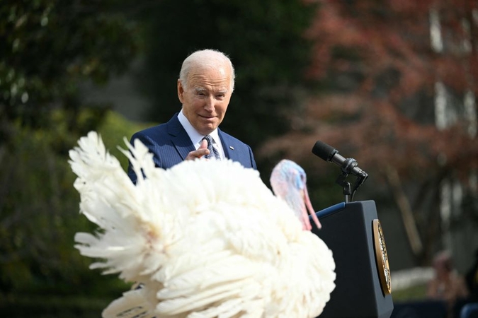 J. Bidenas per gimtadienį suteikė „malonę“ kalakutams ir juokavo apie savo amžių