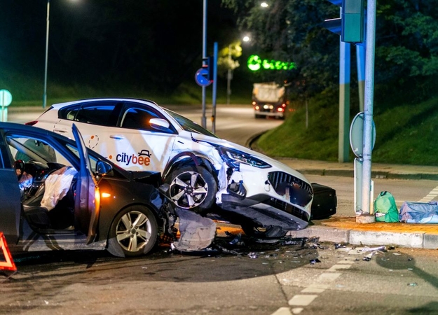 Avarija prie Vilniaus Rasų kapinių – susidūrė „CityBee“ ir „Opel“