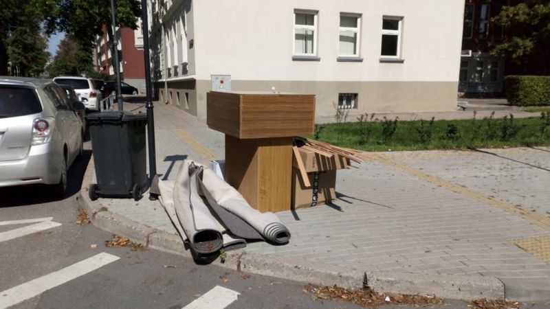 Negražu: Juozo Karoso muzikos mokyklos atliekos, paliktos prie pat gatvės, badė akis ir praeiviams, ir turistams.