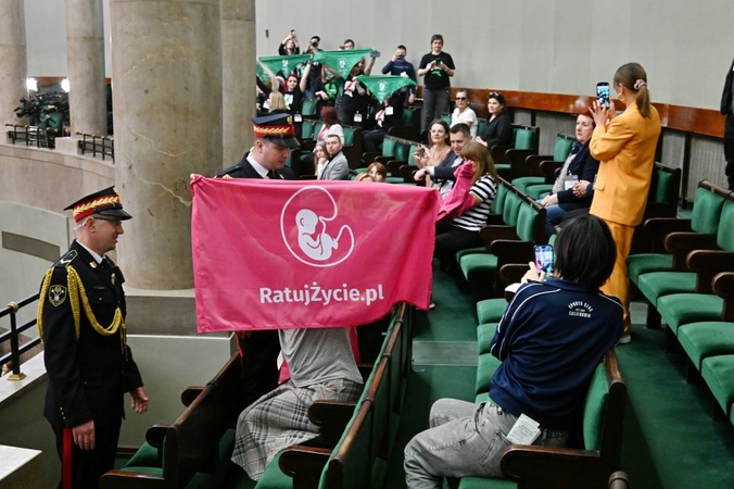 Planai liberalizuoti abortų įstatymą Lenkijoje įveikė pirmąją kliūtį parlamente