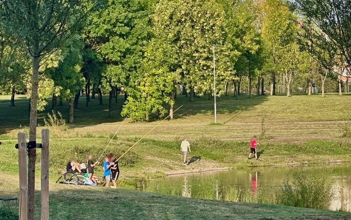 Pomėgis: neretai uostamiestyje šalia vandens tvenkinių galima pastebėti grupelėmis ar pavieniui žvejojančių vaikų.