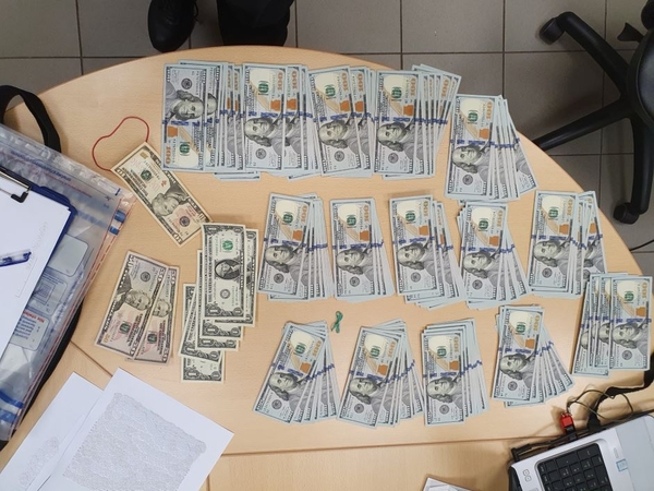 Muitininkai sulaikė Rusijos piliečio kontrabanda gabentus beveik 15 tūkst. JAV dolerių