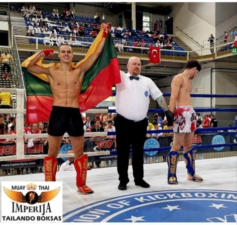 Triumfas: finalinėje kovoje 3:0 įveikęs savo varžovą D. Ftajevą iš Azerbaidžano, klaipėdietis T. Banskis, apsisiautęs lietuviška trispalve, neslėpė pergalės džiaugsmo.