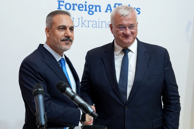 Andrijus Sybiha (dešinėje) ir Hakanas Fidanas.