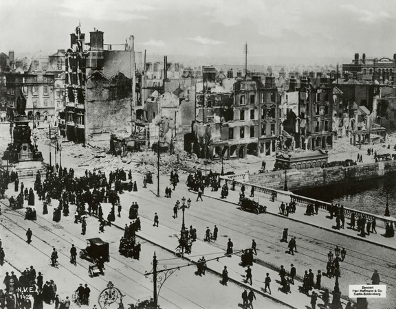 Mūšiai: 1916 m. balandį užfiksuotoje nuotraukoje įamžintas O’Connelio tiltas ir Dublino centras po Velykų sukilimo mūšių.
