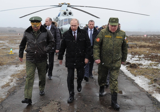 V.Putinas (viduryje) lankosi karo poligone "Kirilovskij" Leningrado srityje.