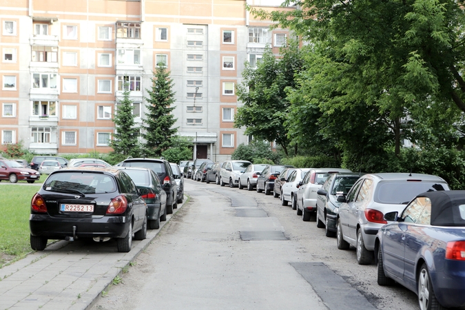 Automobilių statymo kontrolė duoda rezultatų: protokolų už pažeidimus – mažiau