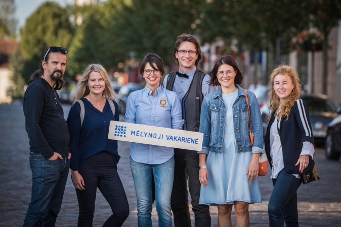 „Mėlynąją vakarienę“ organizuoja V. Petrikas, G. Kairytė, J. Navickaitė-Petrikienė, K. Makauskas, K. Sadauskienė ir R. Bunikytė. 