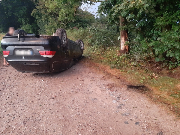 Nesuvaldžiusi automobilio, girta BMW vairuotoja nuvažiavo nuo kelio ir apvirto