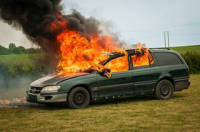 Kaip elgtis užsidegus automobiliui?