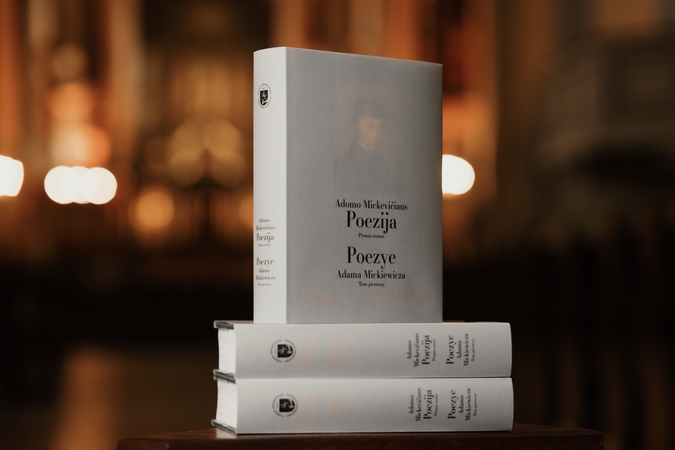 Dera: naujojoje A. Mickevičiaus poezijos knygoje išlaikoma pusiausvyra tarp senojo leidimo autentikos ir aiškinamųjų tekstų bei šiuolaikinių vizualinių sprendimų.