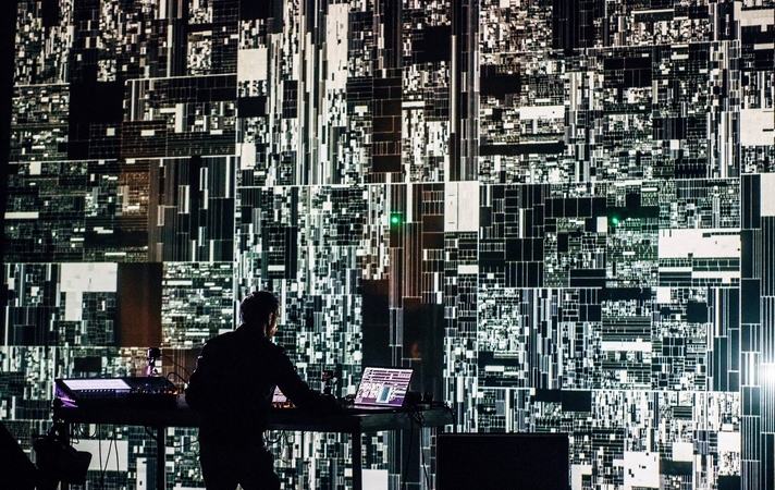 Britų elektronikos žvaigždė M. Cooperis į Vilnių atveža audiovizualinį projektą „Unspoken Words“