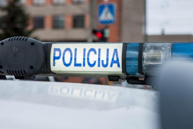 Susidorojimu grasinęs vyras sostinėje taranavo sugyventinės automobilį