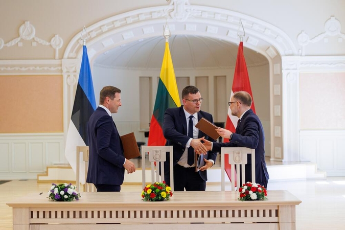 Baltijos šalių gynybos ministrų komunikato pasirašymas.