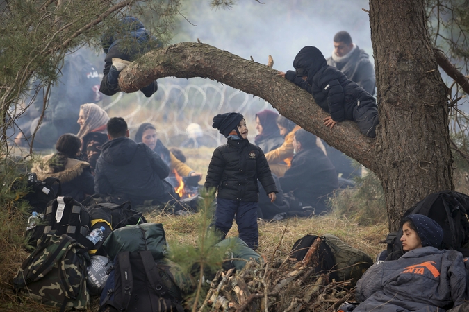 Neteisėti migrantai Lenkijos pasienyje.