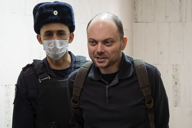 Rusijoje prasidėjo Kremliaus kritiko V. Kara-Murzos teismas