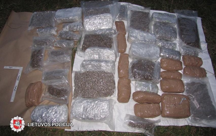 Kontrabandininkams 25 kg narkotikų miške paslėpti nepavyko