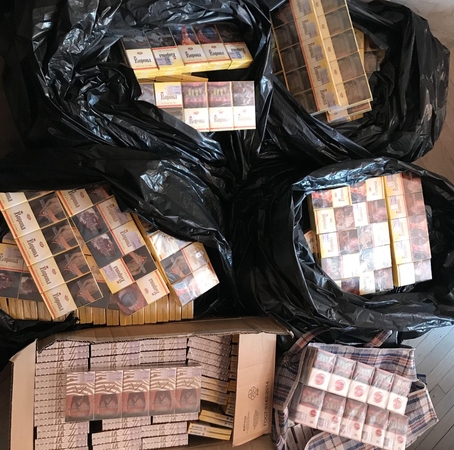 Pareigūnai Jonavoje aptiko beveik 3 tūkst. pakelių kontrabandinių cigarečių