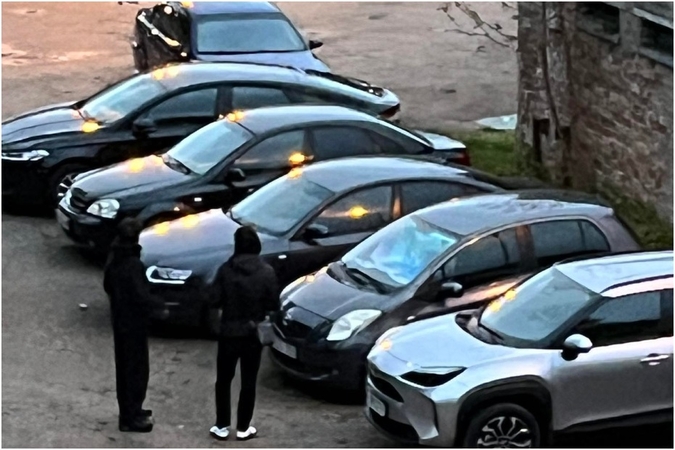 Nerimas: dviejų vyrų elgesys prie automobilių sukėlė abejonių. 