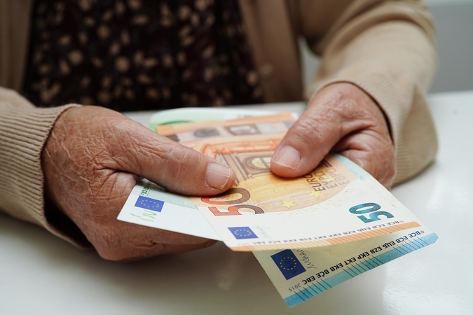 Tyrimas: 15 proc. gyventojų vis dar atsiskaito grynaisiais pinigais