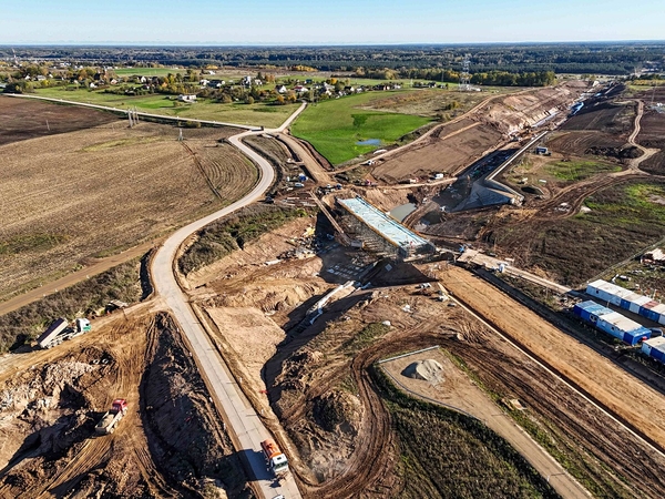 Prieš Velykas atidarytas eismas nauju viaduku virš „Rail Baltica“ sankasos