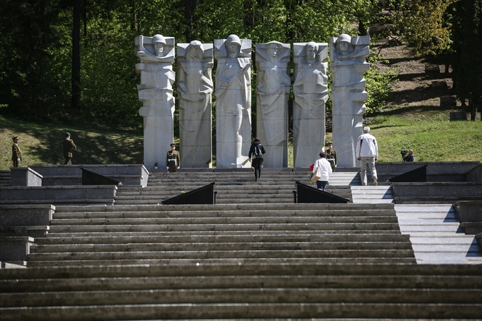 Vilniaus valdžia nori nukelti sovietų karių skulptūras Antakalnio kapinėse