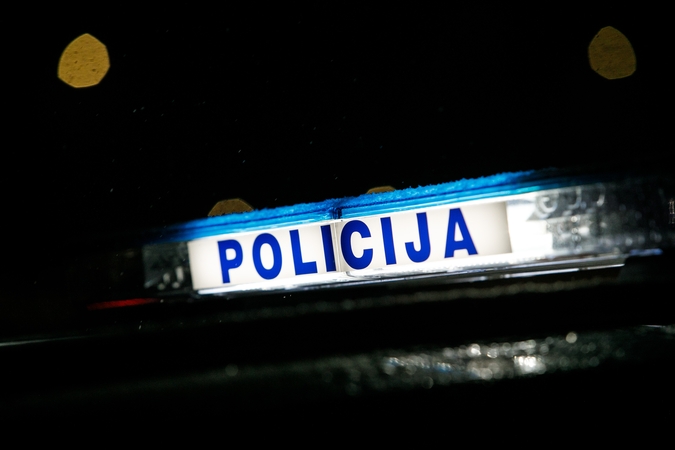 Vilniuje automobilis atsitrenkė į namą: užstrigusį vairuotoją vadavo ugniagesiai