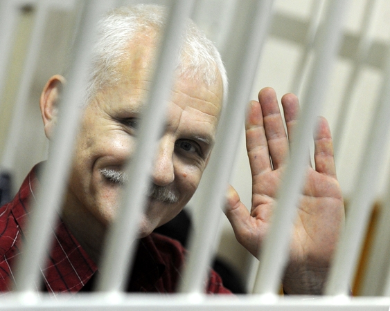 Nobelio komitetas ragina Baltarusiją išlaisvinti taikos premijos laureatą A. Bialiackį