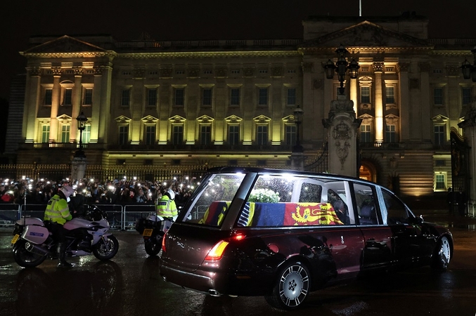 Karalienės Elžbietos II karstas pasiekė Londoną: atkeliavo į Bekingemo rūmus