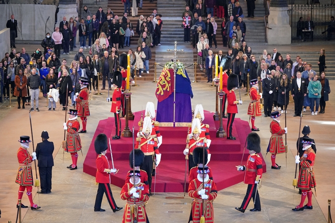 Akibrokštas: po viešosios tvarkos pažeidimo prie Elizabeth II karsto areštuotas vyras