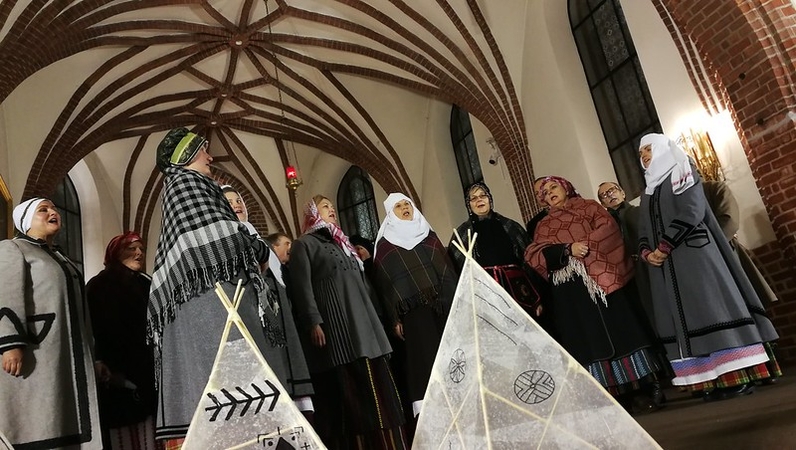 Tradiciniame advento koncerte „Už girių girių“ susipynė baltiškieji ir krikščioniškieji papročiai
