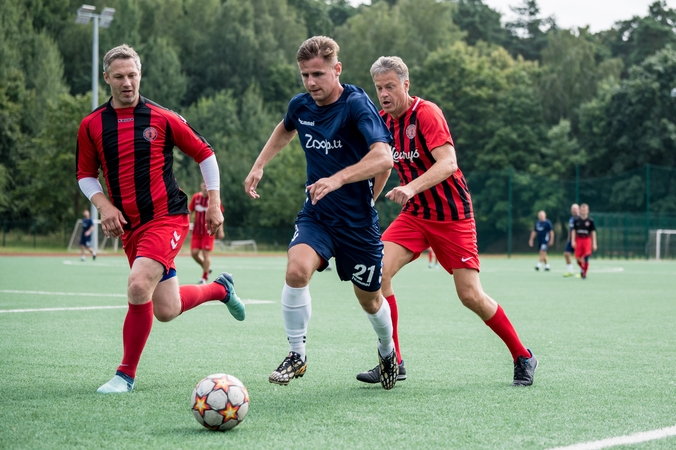 Futbolo spektaklis Panemunėje: jungtinė kauniečių komanda nepaliko vilčių Vilniaus „Prelegentams“
