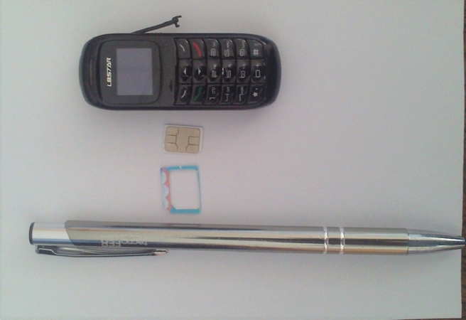 Suimtasis telefoną bandė paslėpti ant veido dėvimoje kaukėje