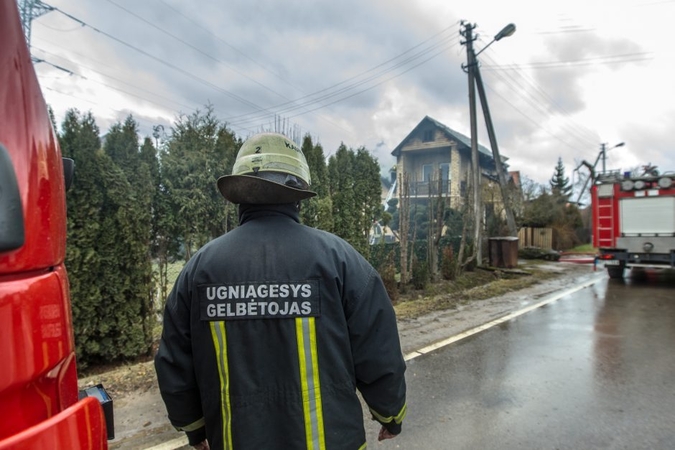 Vyras Kelmėje padegė ne tik konteinerį, bet ir visą namą