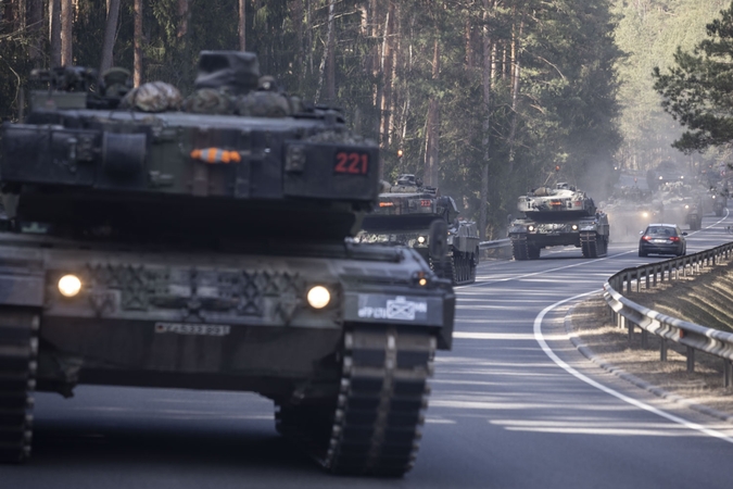 Į NATO priešakinių pajėgų bataliono pratybas Pabradėje vyksta karinė technika