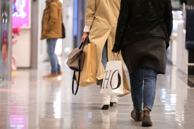 Nors prekės brangsta, išlaidavimas nemažėja: verslininkai gundosi kainas kelti dar labiau