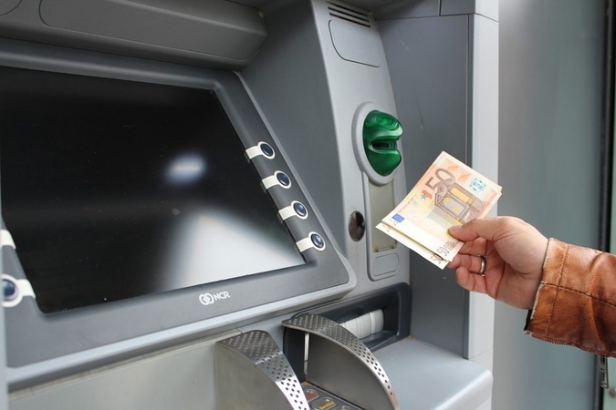 Bankai ruošiasi didinti įkainius už paslaugas