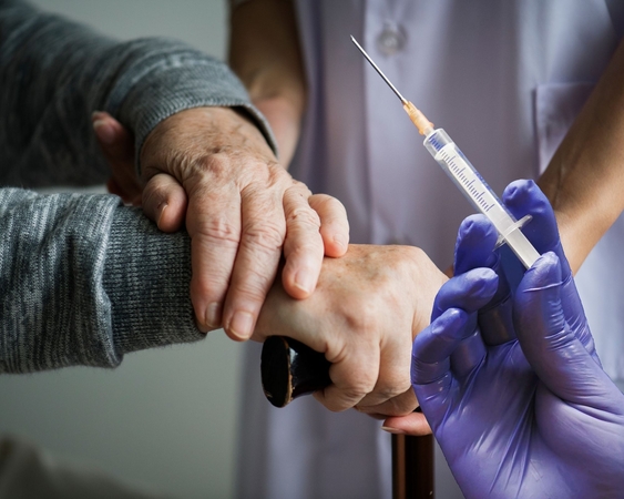 Antivakserė slaugė užkrėtė senolius: dirbo net jausdama COVID-19 simptomus