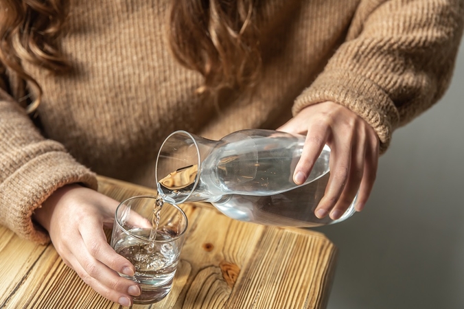 Kelias: norovirusine infekcija užsikrečiama nuo tiesioginio sąlyčio su vemiančiu, viduriuojančiu ligoniu, per užterštas rankas, aplinkos daiktus arba per maistą, vandenį.