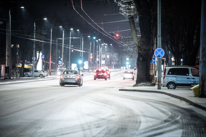 Kelininkai: naktį eismo sąlygas sunkins plikledis